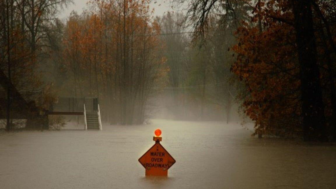 Flood over roadway in Snoqualmie